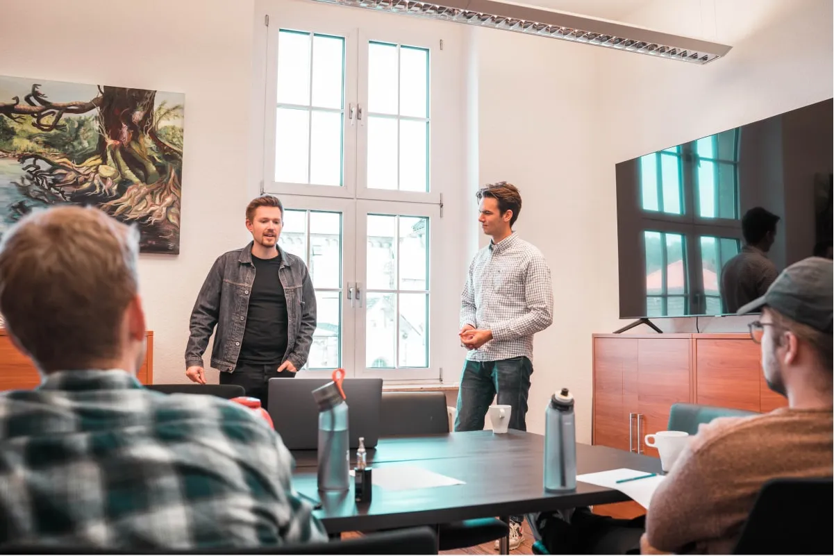 Besprechung im Konferenzraum des sorum-Büros