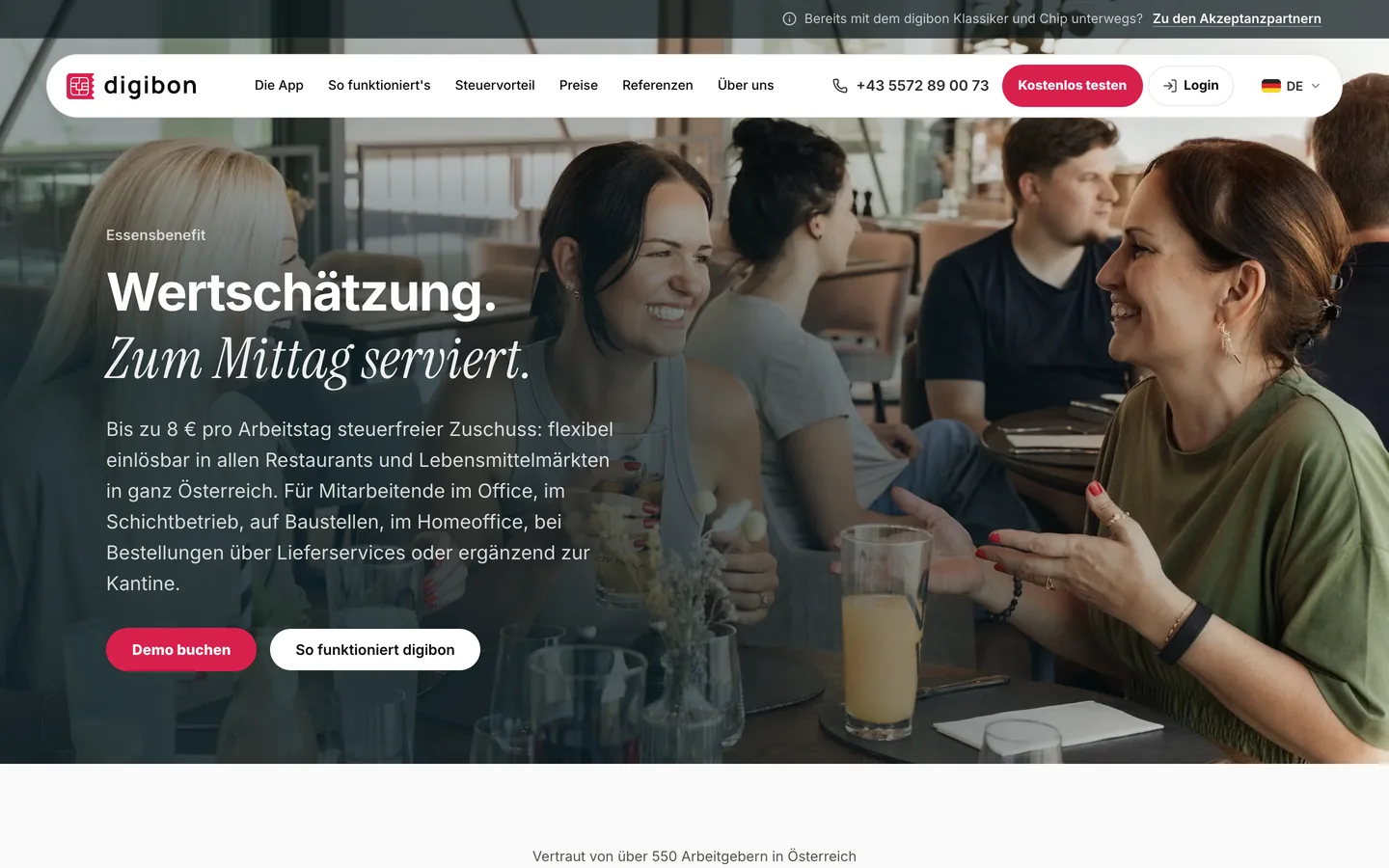 Startseite von digibon mit Kolleginnen und Kollegen beim Mittagessen im Restaurant. Umgesetzt von sorum (Essenszuschuss für Teams)