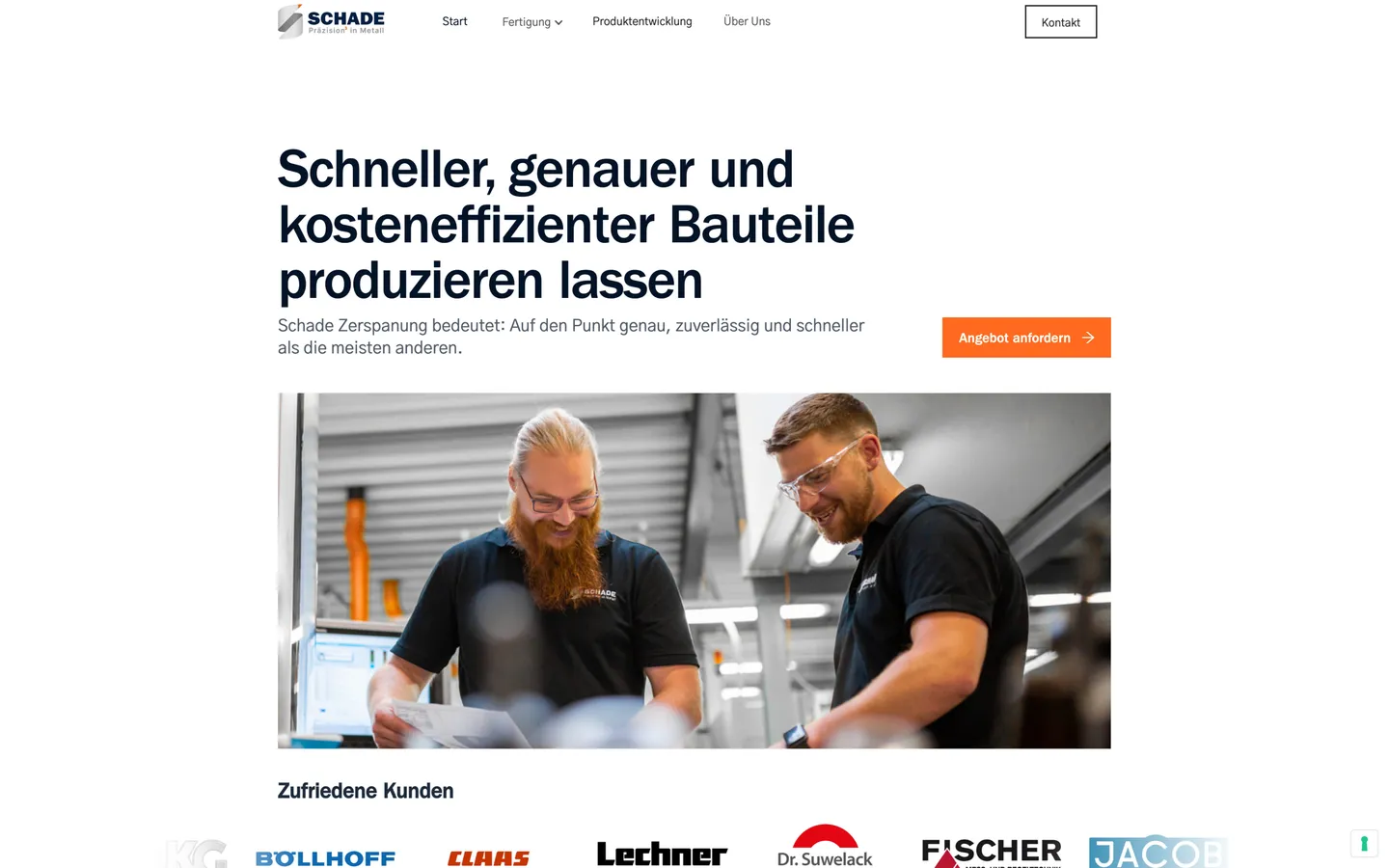 Startseite der Schade GmbH mit zwei Mitarbeitern in der Fertigung. Umgesetzt von sorum (CNC-Fertigung)