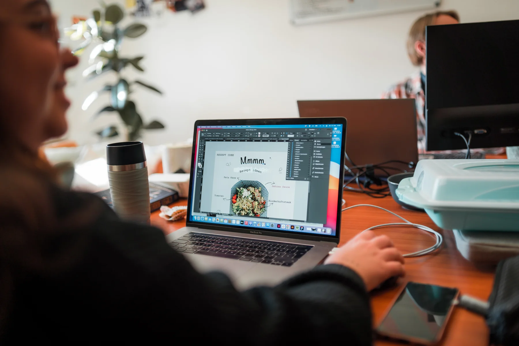 Gestaltung eines Markenauftritts am Laptop