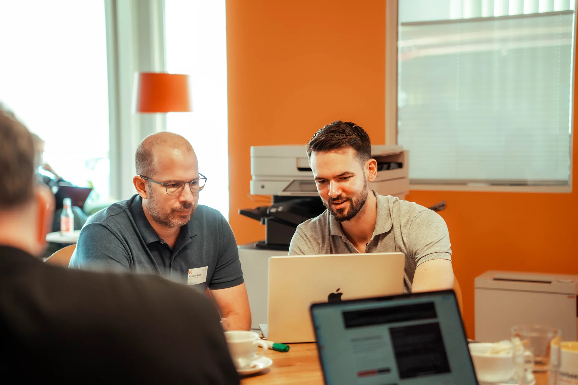 sorum arbeitet im KI-Workshop mit einem Teilnehmer am Laptop